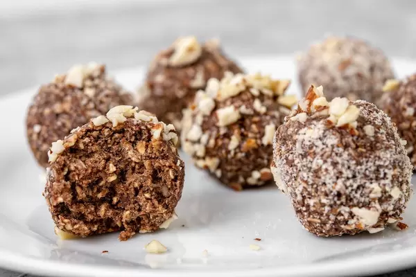 Preparing heatly Oatmeal cookie balls with Almonds on the plate (Flip 2019)