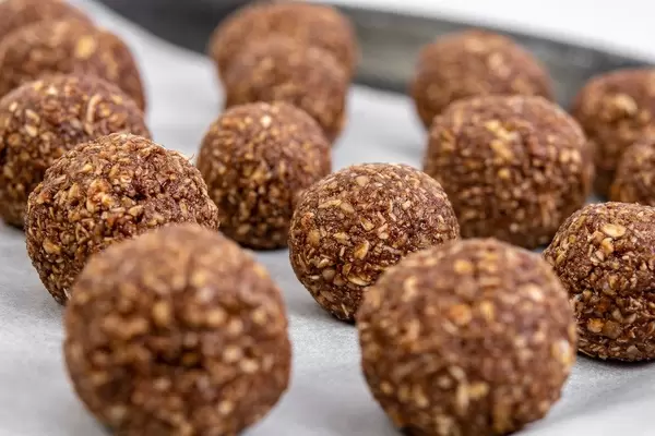Preparing heatly Oatmeal energetic cookie balls for baking