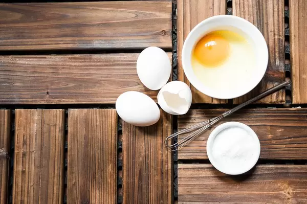 Preparing srcambled eggs