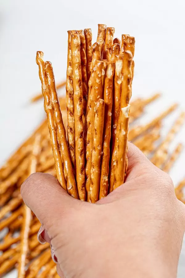 Pretzel sticks close-up in a woman's hand (Flip 2019)