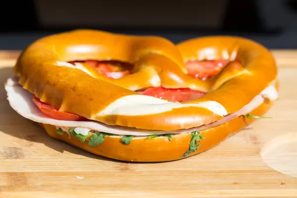 Pretzel with ham and Tomato