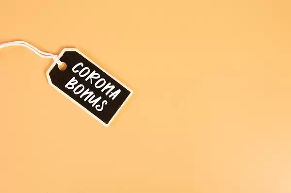 Price tag with Corona Bonus text on orange background