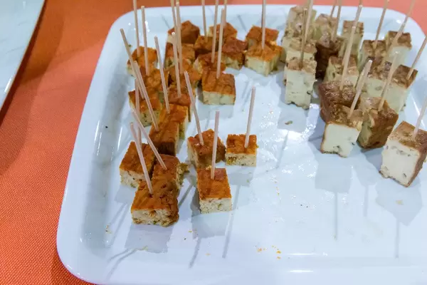 Probierportionen von Sojafarm Tofu Toskana mit getrockneten Tomaten, Oliven und italienischen Kräutern