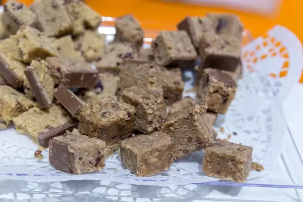 Probierteller mit Energy Cake Schwarzwälder Kirsch auf der Fibo-Messe in Köln