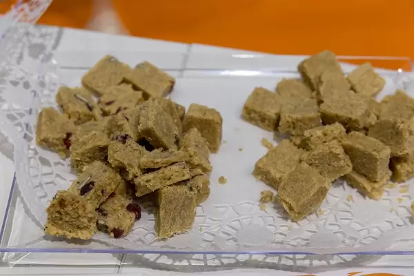 Probierteller mit Energy-Snacks auf der Fibo in Köln, der größten Fitnessmesse der Welt
