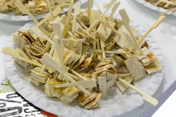 Probierteller mit Extrifit Protein Pfannkuchen auf der Fibo-Messe in Köln