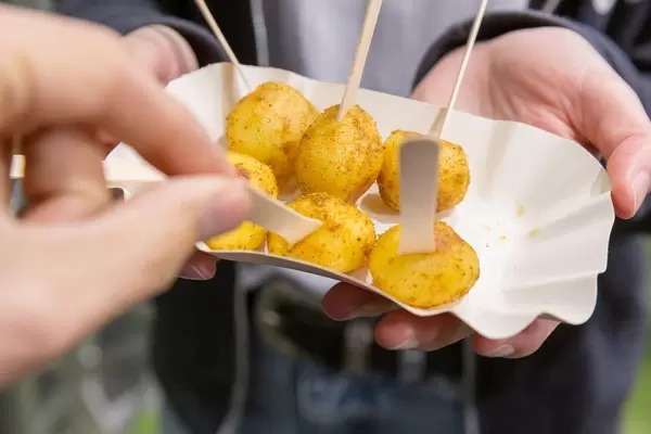 Probierteller mit kleinen Bratkartoffeln auf der Fibo Köln