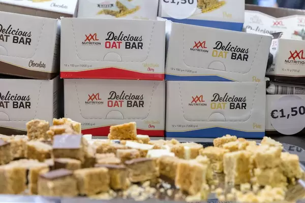 Probierteller mit leckeren Haferriegel von XXL Nutrition in verschiedenen Geschmacksrichtung auf d Fibo in Köln