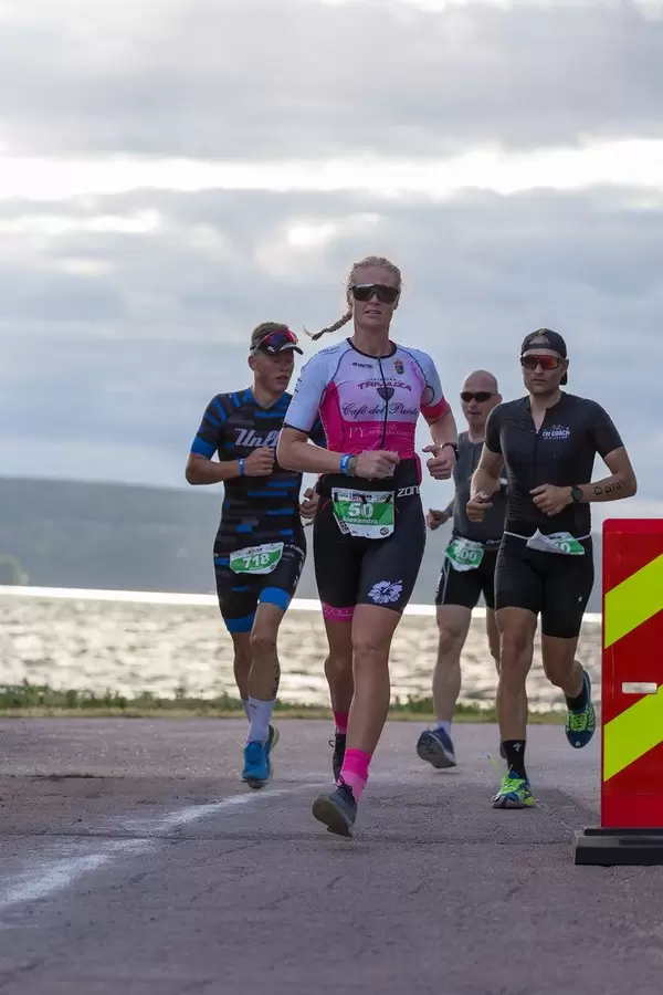 Professionelle Athletin Alexandra Ersted aus Dänemark bei der Ironman 70.3 Triathlon-Disziplin Marathonlauf, an der Küste in Lahti, in Finnland
