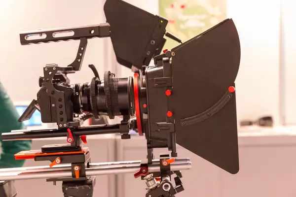 Professionelle Ausrüstung für's Filmen mit Vollformat-Kamera und Halterung