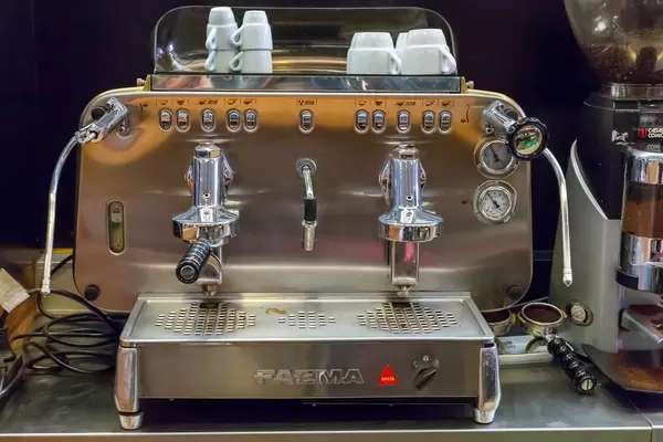 Professionelle Siebträgermaschine von FAEMA