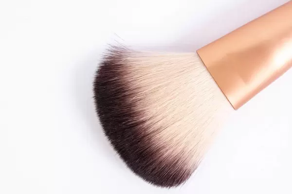 Professioneller Kosmetikpinsel für Puder oder Make-up freigestellt vor weißem Hintergrund