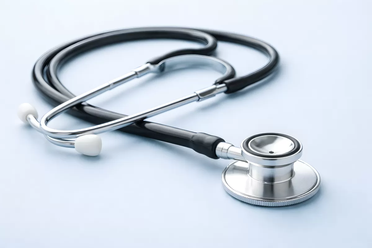 Professionelles Medizinstethoskop vor weißem Hintergrund