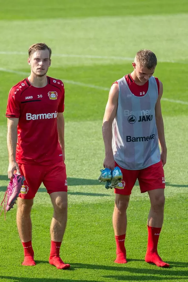 Profifußballer Adrian Stanilewicz und Daley Sinkgraven, barfuß in Socken, alleine auf dem Fußballfeld nach dem gemeinsamen Training