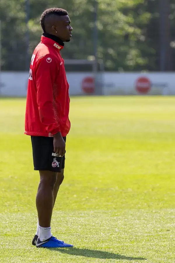 Profilansicht des 1. FC Köln Stürmers Jhon Córdoba während des ersten gemeinsamen Trainings mit dem neuen Vereinstrainer André Pawlak