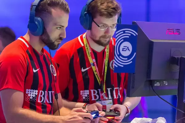 Profispieler spielen FIFA19 am Messestand von EA