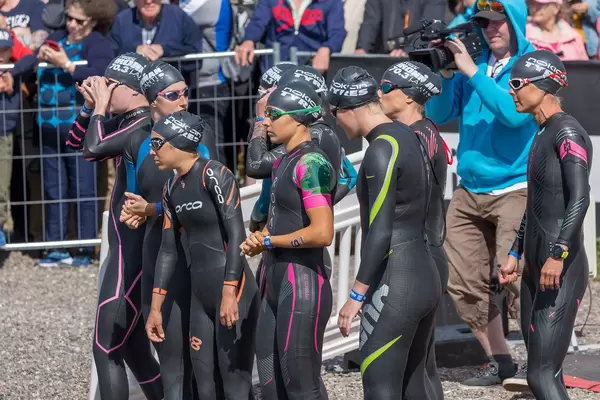Profisportlerin Laura Matthews mit den Pro-Athleten und Frauen am Start des Ironman 70.3, kurz vor der Schwimmdisziplin