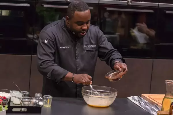 Promi-Koch Nelson Müller bereitet eine Soße zu