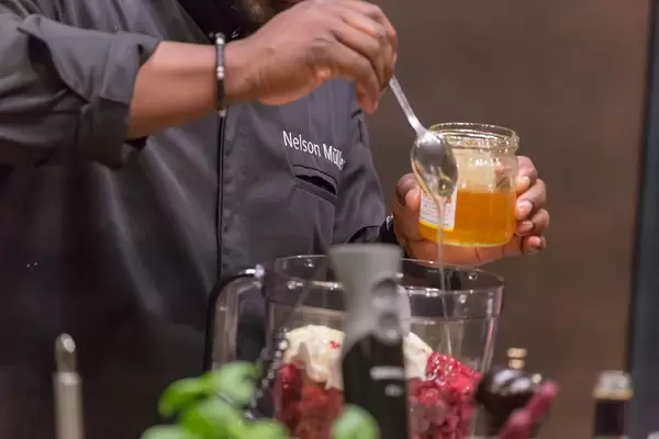 Promi-Koch Nelson Müller bereitet einen Obstsalat zu