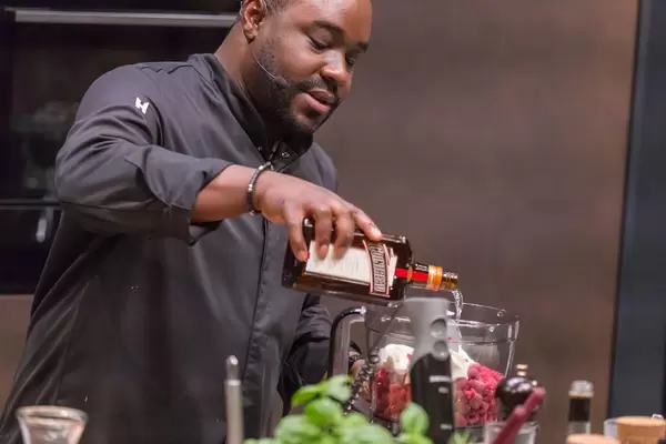 Promi-Koch Nelson Müller gibt Cointreau zum Obstsalat hinzu