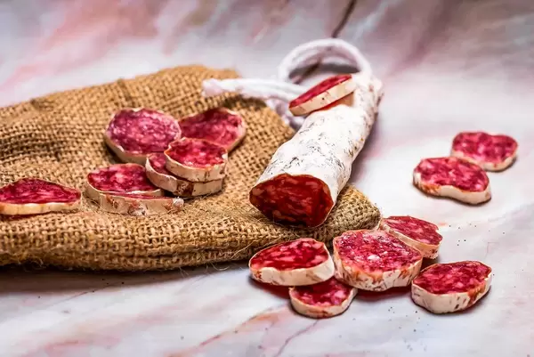 Prosciutto appetizer pieces on linen cloth (Flip 2019)