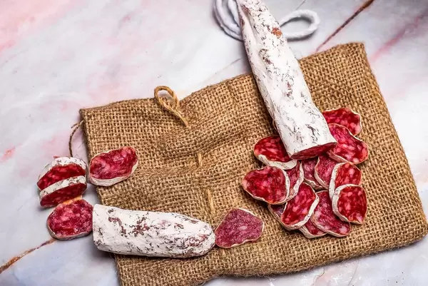 Prosciutto pieces on linen cloth (Flip 2019)