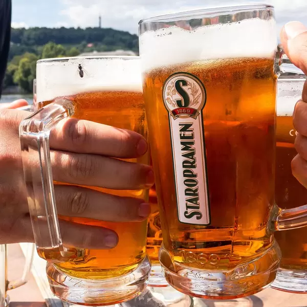Prost: Anstoßen mit Staropramen Bier in Prag