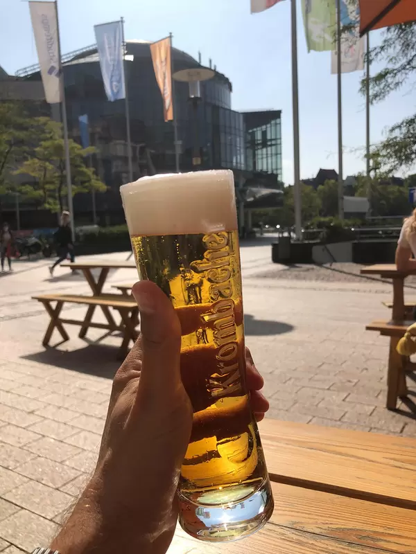 Prost! Ein Krombacher vom Fass in der Hand an einem sonnigen Tag beim Media Park in Köln