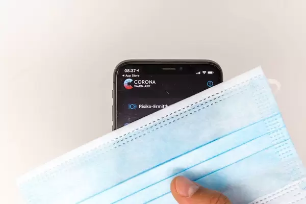 Protecting yourself from Covid-19 with a face mask and the German government's Corona warning app