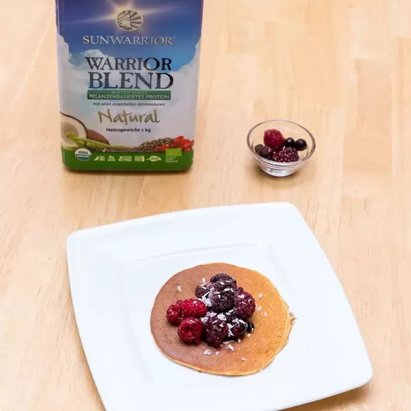 Protein Pancake mit Beeren und Kokos