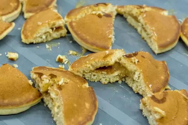 Protein Pfannkuchen mit cremiger Karamel-Füllung aus Vollkorn, ohne Zucker und wenig Kalorien bei den Fibo Messetagen in Köln