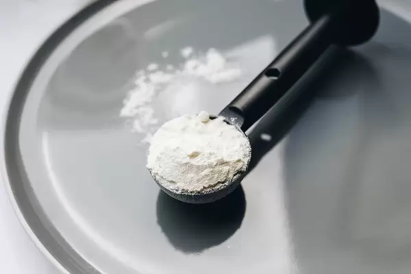 Proteine zum Muskelaufbau von Sportlern, in Pulverform mit Geschmackszusatz