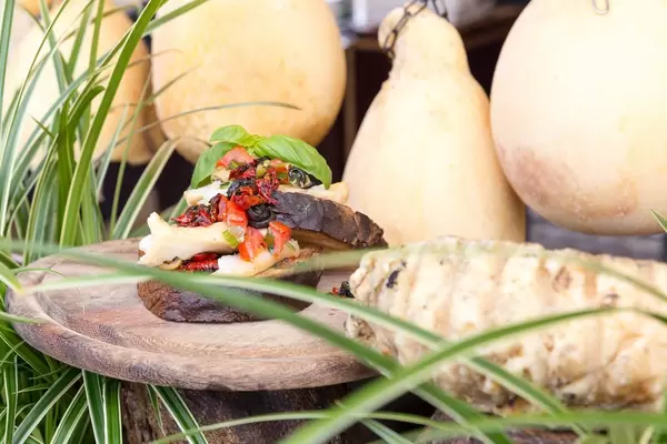 Provolino Abruzese: Olivenpesto mit frischen Tomaten