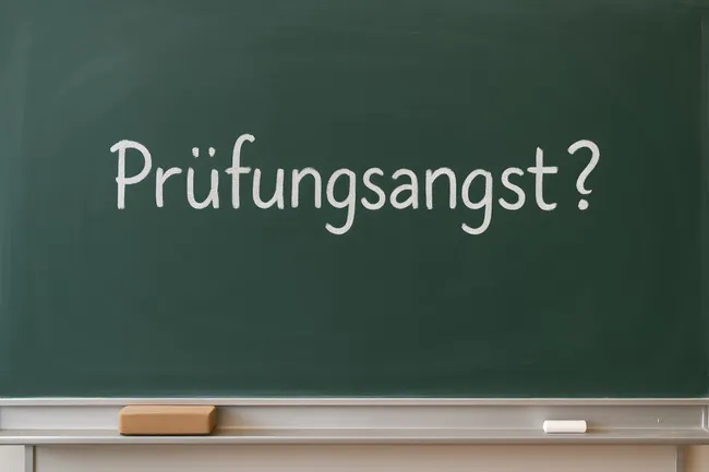 Prüfungsangst? Frage auf Kreidetafel im Klassenzimmer