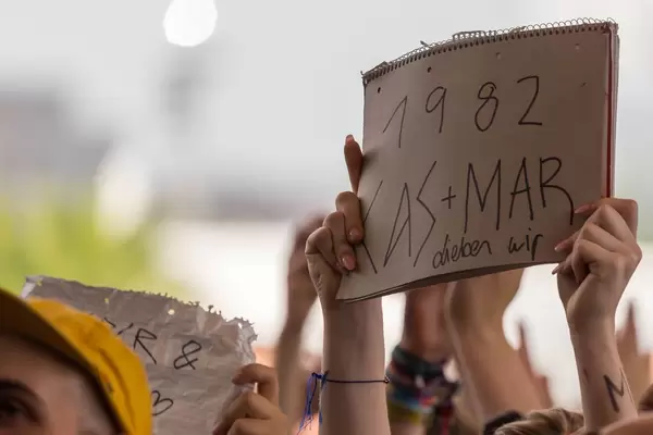 Publikum mit Transparenten beim Konzert von Marteria und Casper