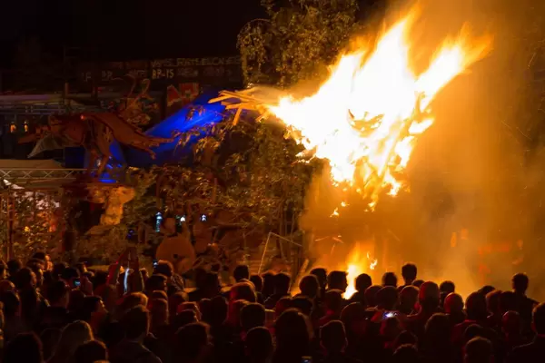 Publikum schaut dem Feuer zu