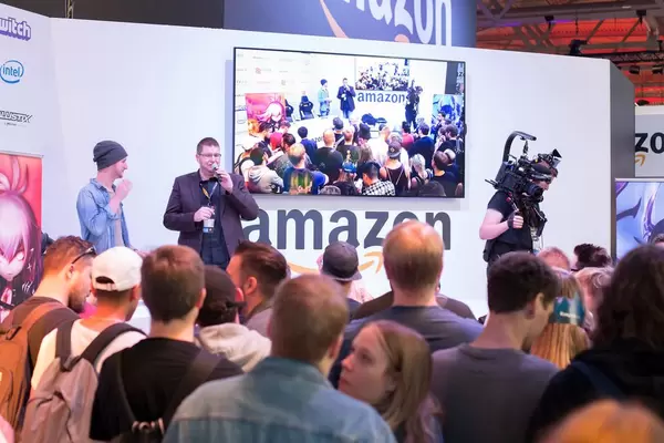 Publikum schaut sich eine Präsentation von Amazon an