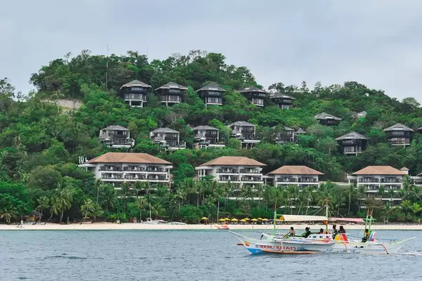 Pumpboat passing by the hidden luxury hotels (Flip 2019)