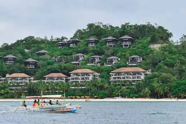 Pumpboat passing by the hidden luxury hotels