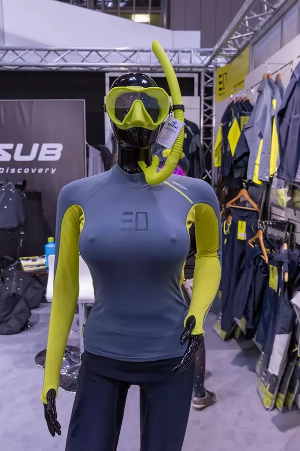 Puppe trägt Schnorchelausrüstung mit Tauchmaske, Schnorchel und Lycra gegen Sonneneinstrahlung