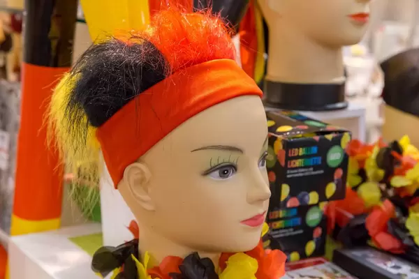 Puppenkopf mit schwarz-rot-goldfarbenen Haaren - IAW Köln 2018