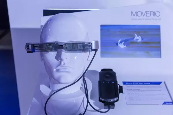 Puppenkopf mit Smartbrille Moverio BT-350 von Epson an der Photokina in Köln