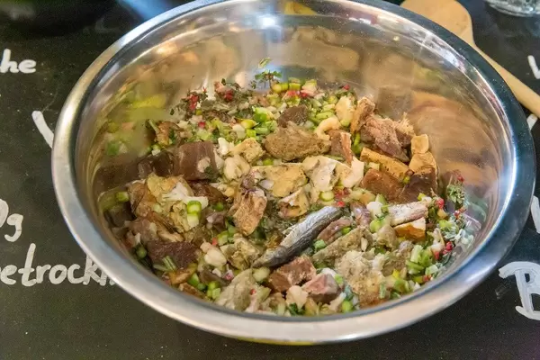 Pura Petfood stellt Barf - Hundefutter vor, gefriergetrocknet im Napf mit tierischen Zutaten wie Fisch, Wasser und Gemüse, auf der Hundemesse 2019 in Köln