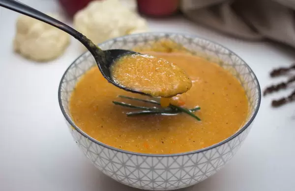 Pürierte Gemüse-Cremesuppe - Mit Löffel in einer Schale