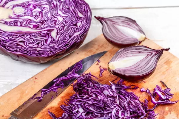 Purple cabbage and onion cut into the kitchen Board (Flip 2019)