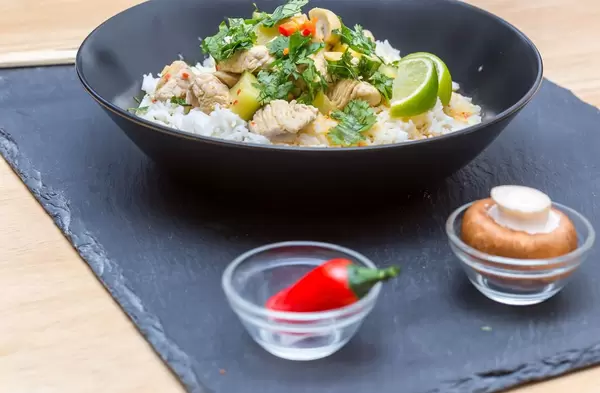 Putencurry  mit scharfer Currypaste, PIlzen, Chili und Reis