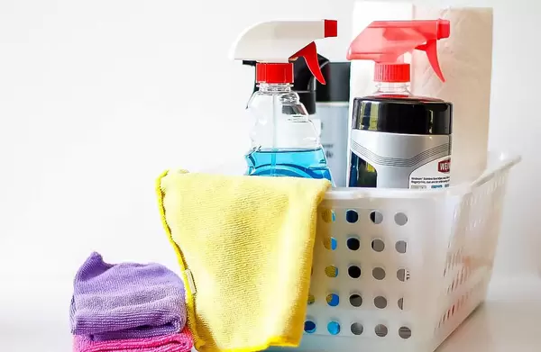 Putzutensilien zur Haushaltsreinigung