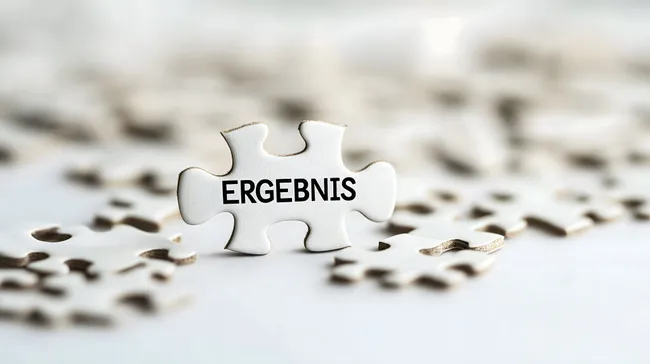 Puzzle-Teil mit dem Wort 'Ergebnis' in Nahaufnahme