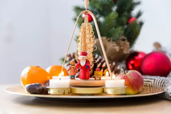 Pyramide Weihnachten mit Dekoration