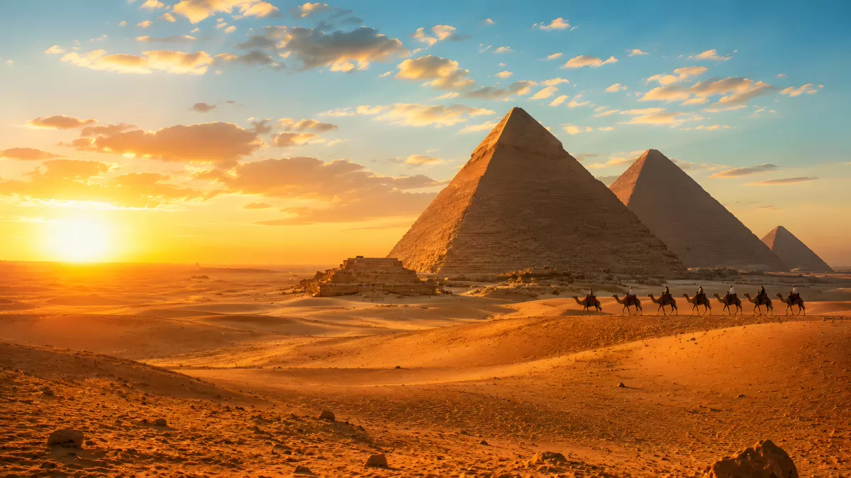 Pyramiden von Gizeh bei goldenem Sonnenuntergang